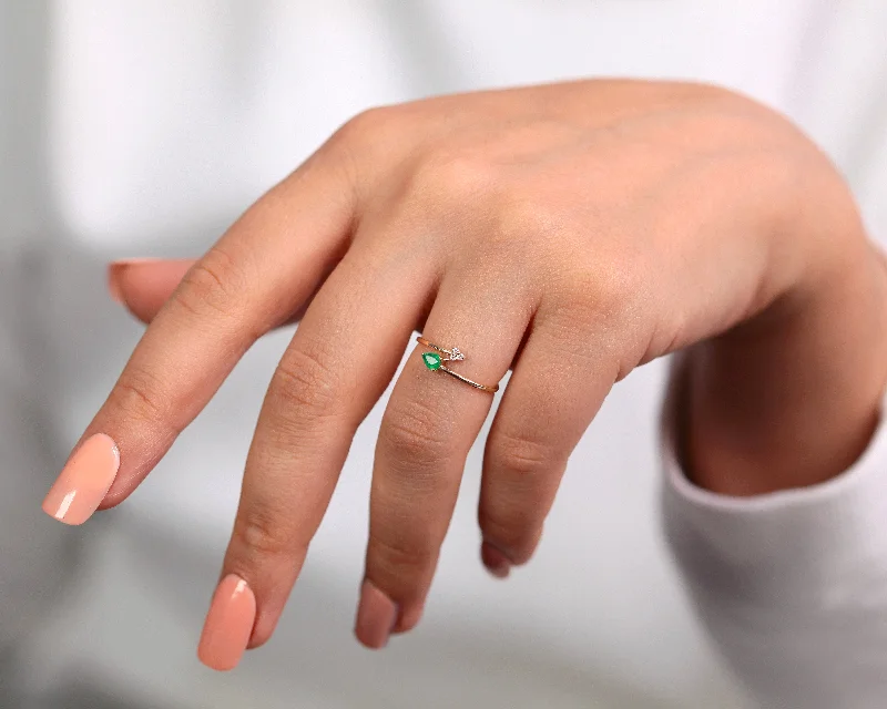 Silver diamond rings for women-Snake Design Ring with Pear Cut Emerald and Round Diamond 14K Gold